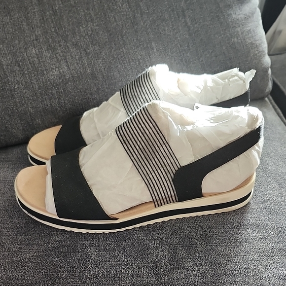 Life Stride Shoes - Lifestride Velocity Zing Black and White Striped Sandals 9.5W